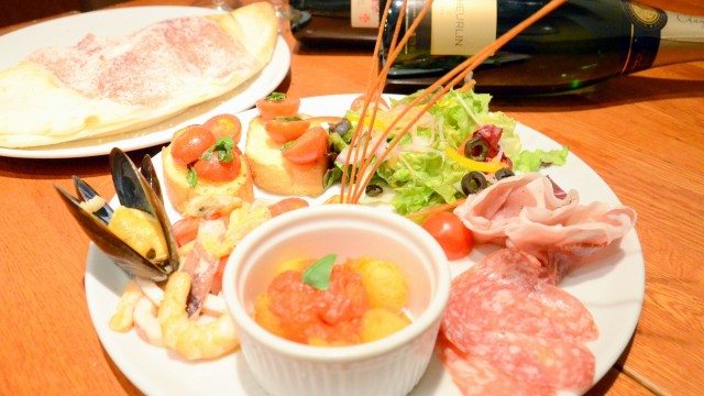 イタリア研修済みのスタッフがオススメする「前菜盛合せ7種」と包み焼ピッツァ「カルツォーネ」