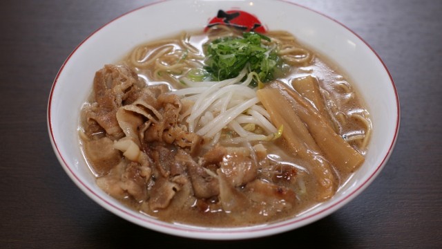 徳島ラーメンの王道スタイル「バラ肉入り」！