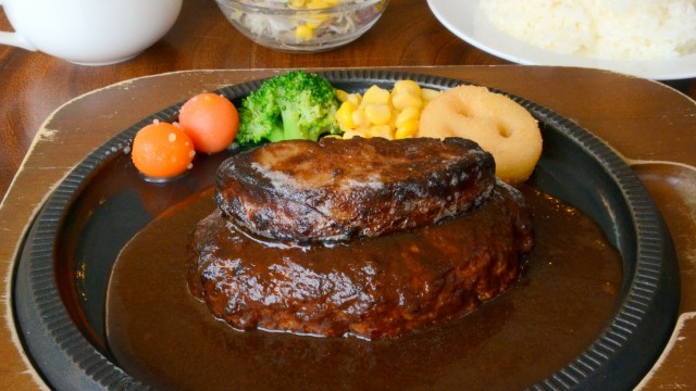 フォアグラのソテーのせハンバーグ1,980円。サラダ、スープ、ご飯orパン付き。