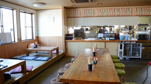 お昼時には相席でにぎわうテーブル席。座敷もあります。