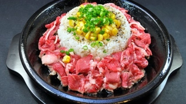 毎日挽きたてのブラックペッパーと特製のペッパーバターが味の決め手！お肉たっぷりビーフペッパーライス！