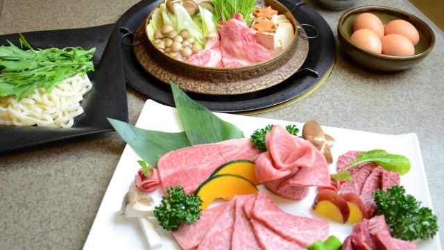 厳選された和牛を焼肉、すき焼き、しゃぶしゃぶなど様々な料理で堪能できる。