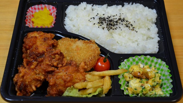 人気のおかずが並ぶ「からコロ弁当」