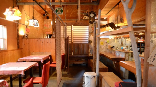 遊び心いっぱいの店内には、テーブル席、カウンター、座敷など様々なシーンに対応できる席をご用意。