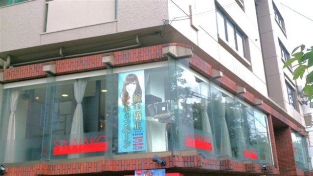 ガラス張りのハイセンスな外観