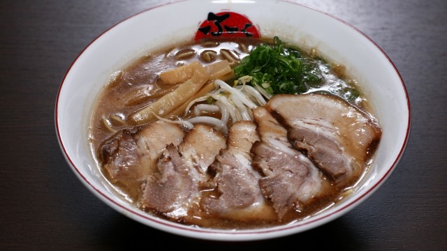とろ～りチャーシューを思いっきり堪能できる肉入り！