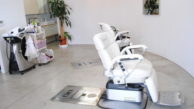 白を基調とした、広く明るい店内