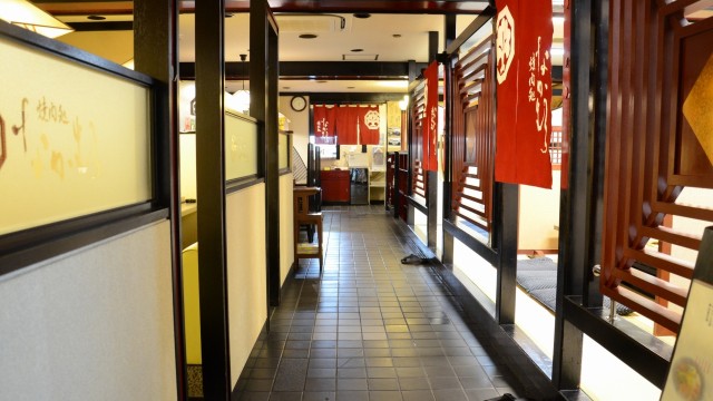 座敷やソファ席などがあり、ゆったり寛げる雰囲気の店内。