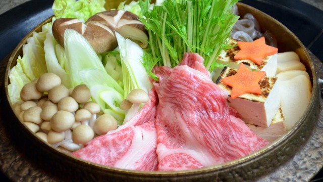 すき焼きもこれからの季節には人気のメニュー。他にしゃぶしゃぶもあります。
